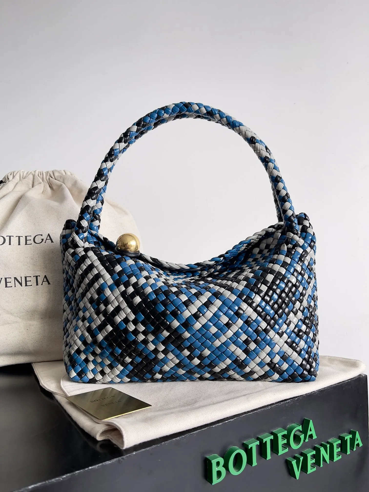 Batch 5960 BV collectible small woven handbags are really YYDS!! Bottega Veneta’s most classic small woven handbags are back! ! Colorful macaron color combination, super heavy craftsmanship. We use the highest quality leather with the highest craftsmanship❤️ to create the most precious works. We created the original Intrecciato leather weaving process❤️ This unique traditional exclusive leather weaving method has not only become our logo, but also reflects the time-consuming and labor-intensive craftsmanship of our products❤️ The new TOSCA handbag It must be a selection worth collecting🆕⚠️⚠️Baby, malachite, pearl, spotted stone can be sold individually and can be assembled by yourself. Style number: 716974 Size: 27*9*18cm